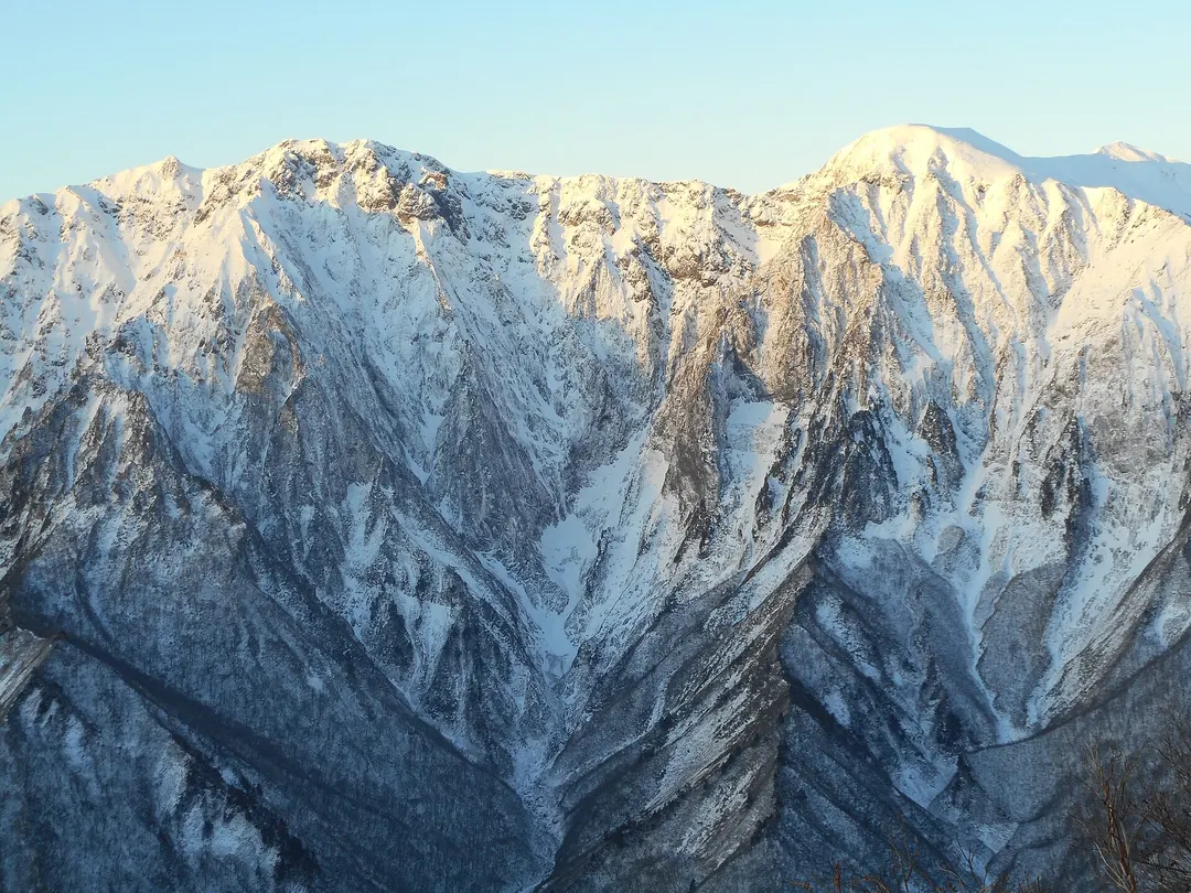冬の谷川岳一ノ倉沢で雪に覆われた岩壁を写した実写写真