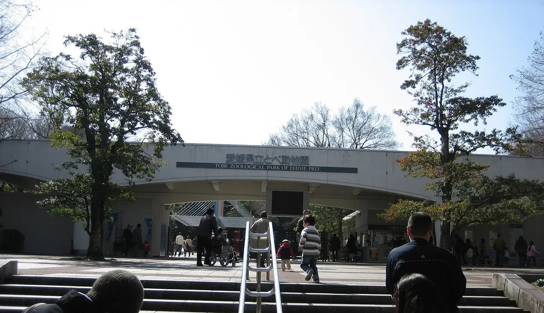 とべ動物園の入口建物と階段。2006年3月撮影
