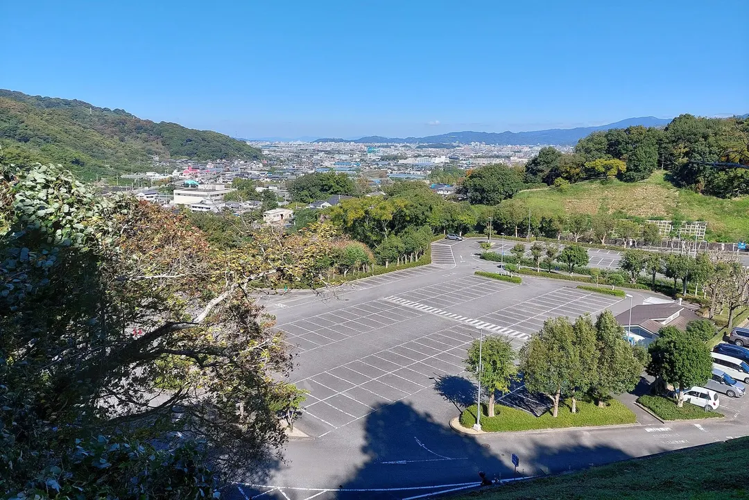 とべ動物園の駐車場周辺。2025年10月撮影