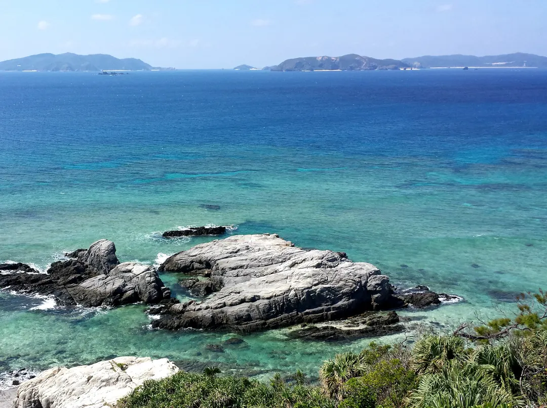 クバンダキ展望台から慶良間諸島の島影と岩礁を見渡した実写写真