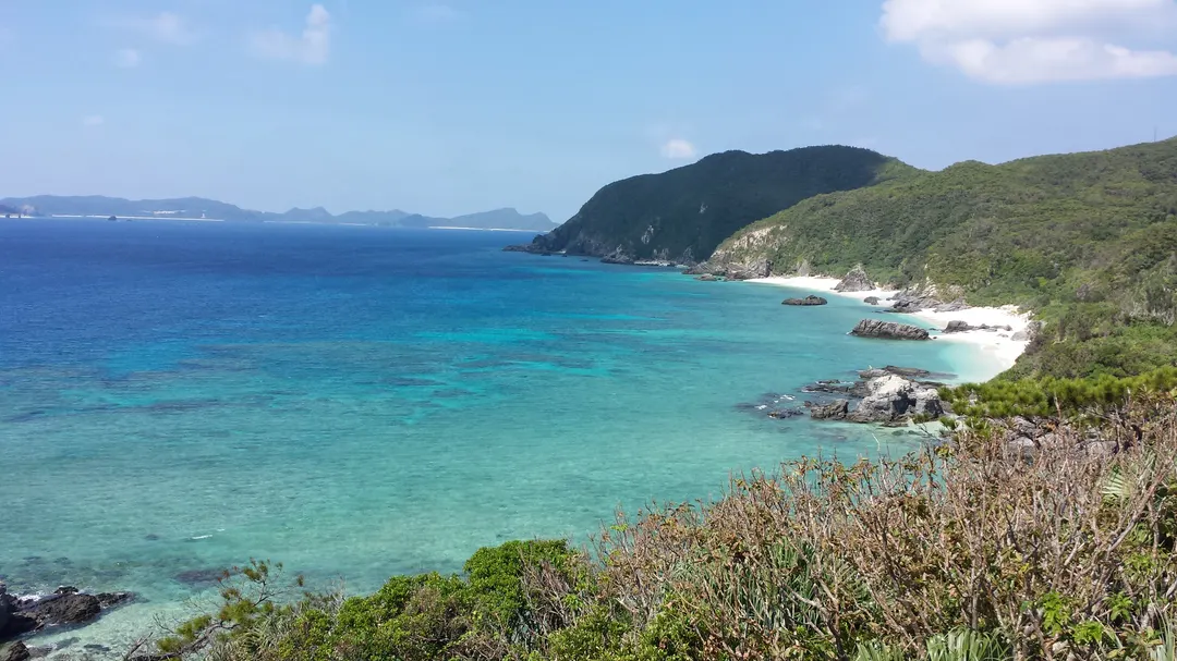 クバンダキ展望台から阿波連西側に続く白い浜と海岸線を写した実写写真