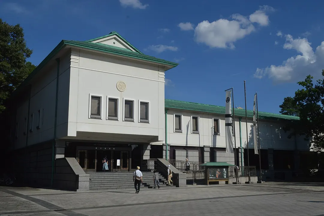 徳川美術館の新館正面と入口を写した実写写真