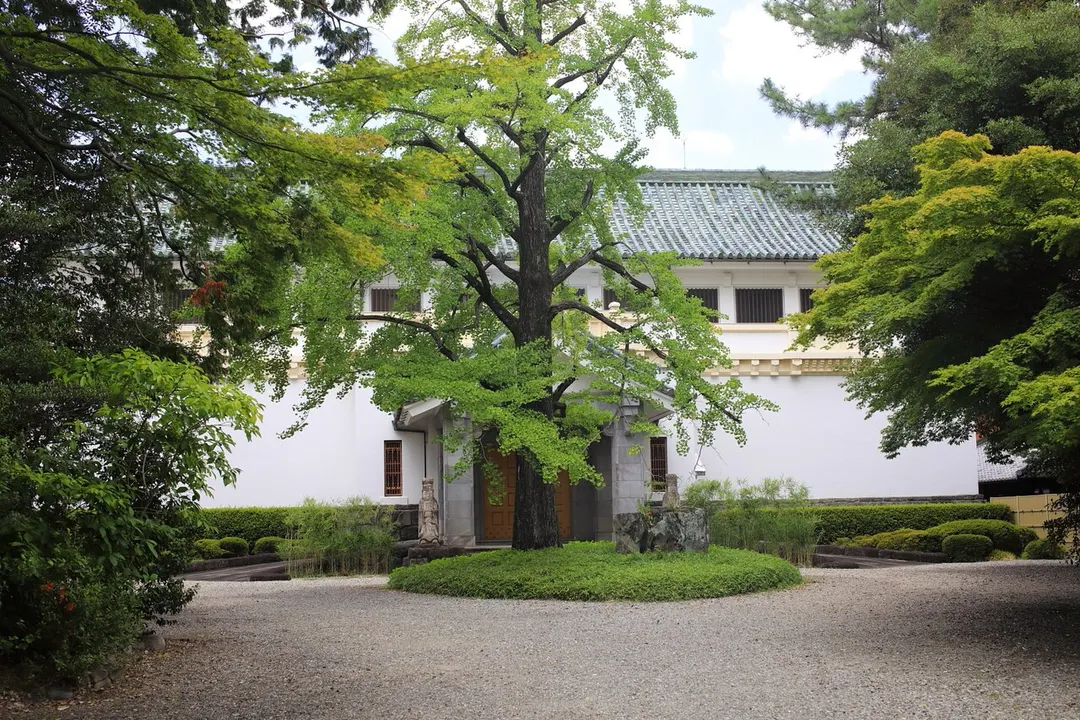 徳川美術館に残る旧本館の白い外観と前庭を写した実写写真