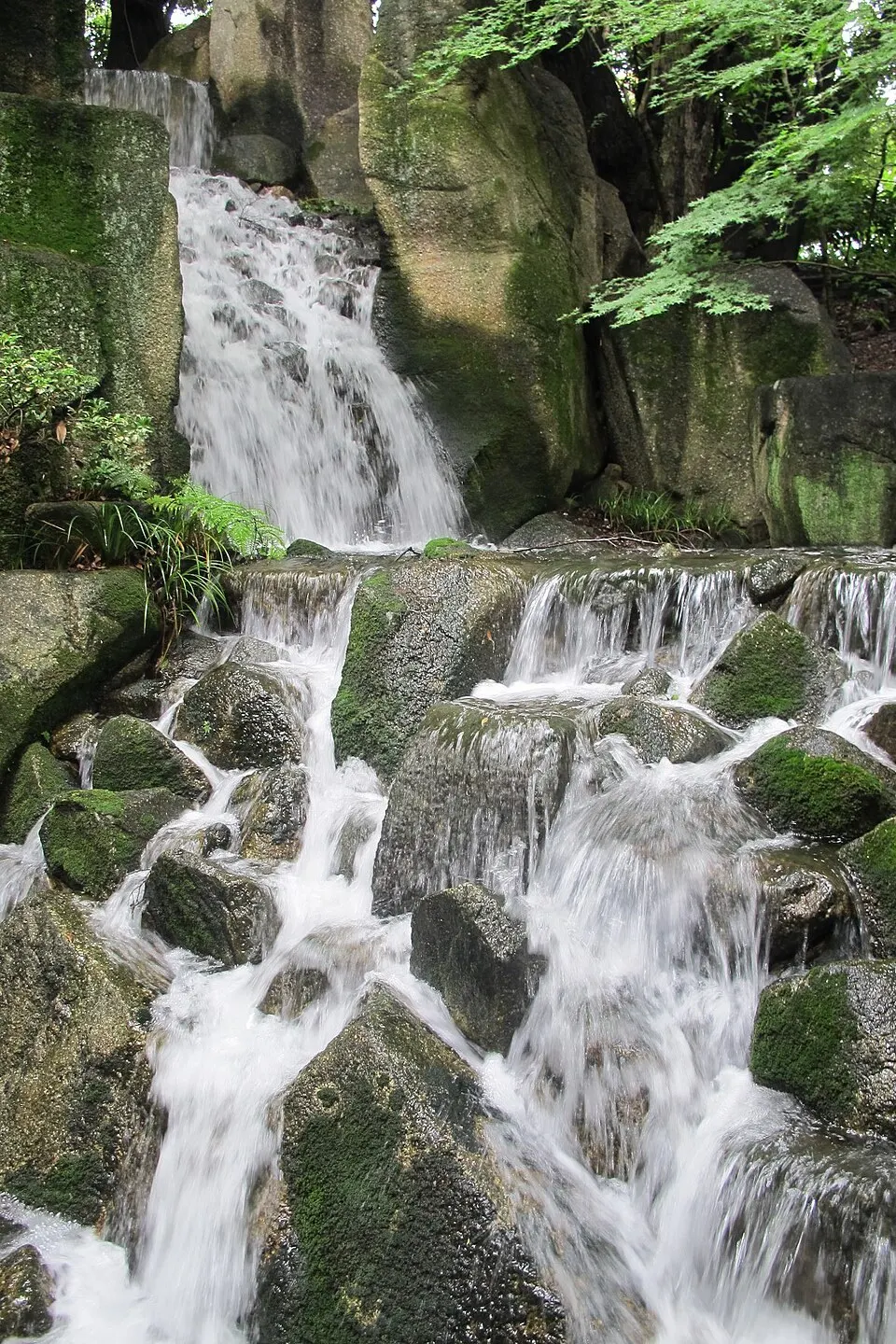 徳川園の大曽根の瀧を流れる三段の水