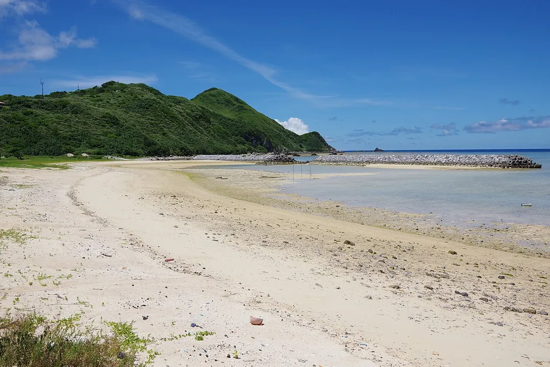 渡名喜島東浜の砂州と遠浅の海を別角度から見渡した実写写真