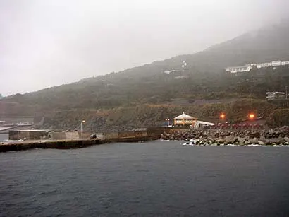 海側から利島港の岸壁と港湾施設を写した実写写真