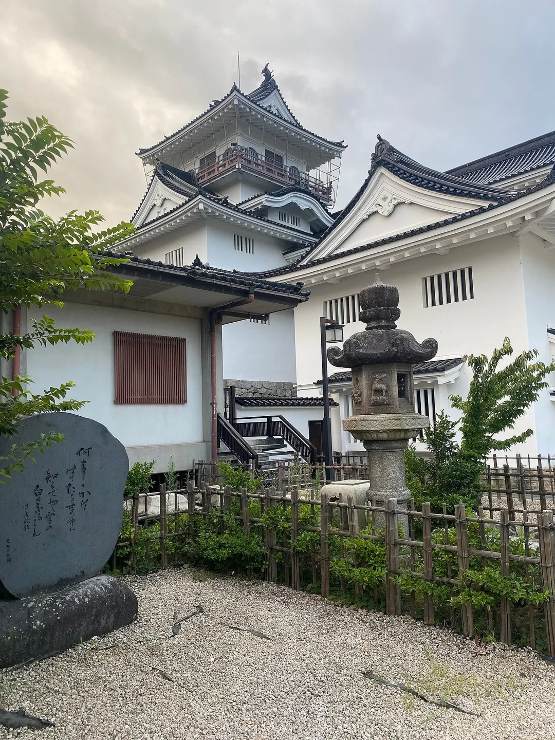 富山城の入口の石段と天守を近くから見上げた実写写真
