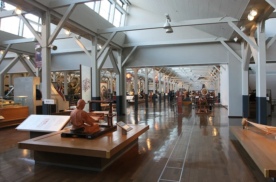 トヨタ産業技術記念館の繊維機械館で機械展示が並ぶ館内を写した実写写真