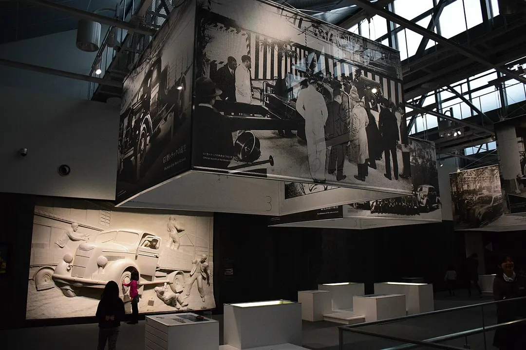 トヨタ産業技術記念館の自動車館で自動車産業史の展示を写した実写写真