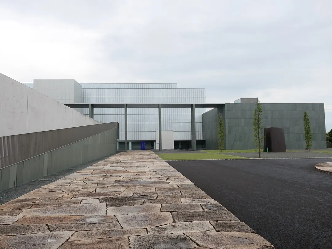 豊田市美術館の回廊と建築空間を写した実写写真