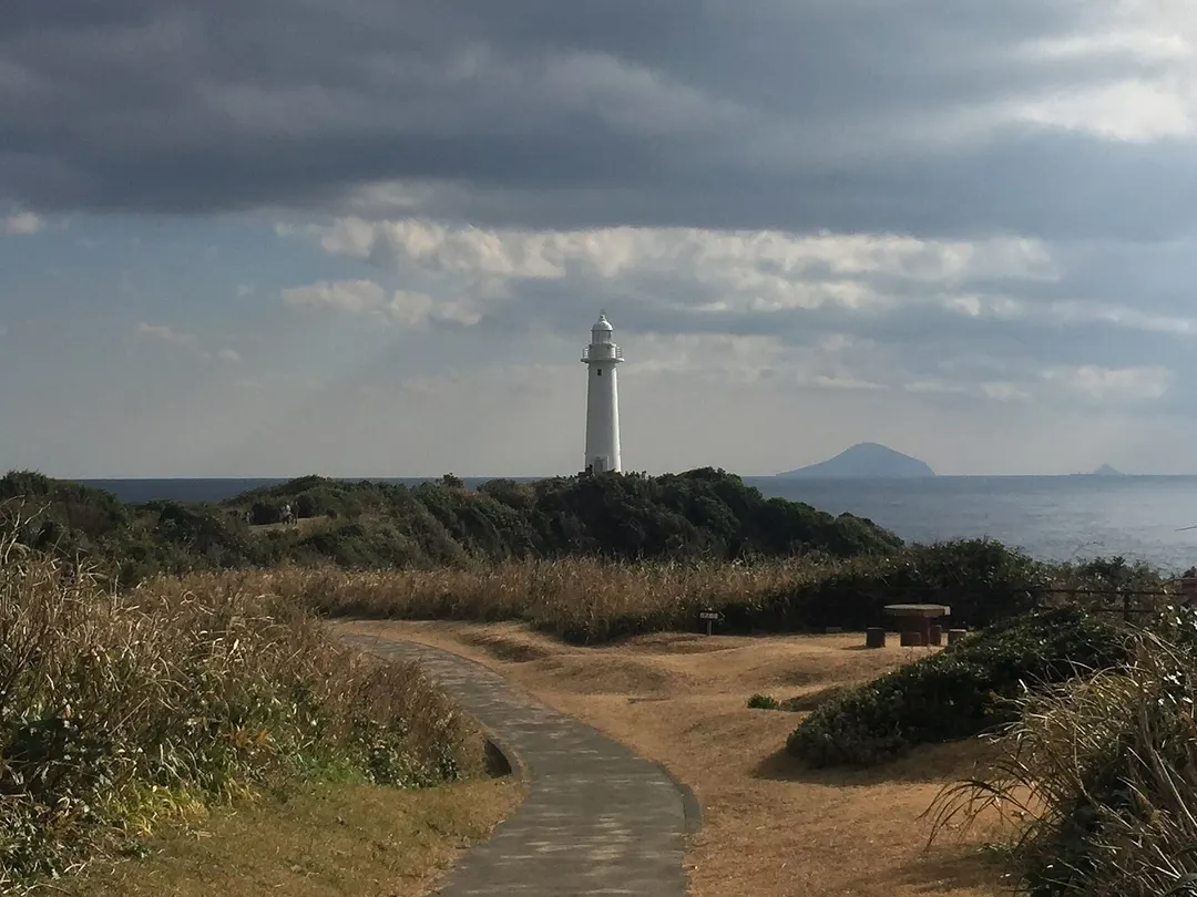 爪木埼灯台と周囲の風景の実写写真