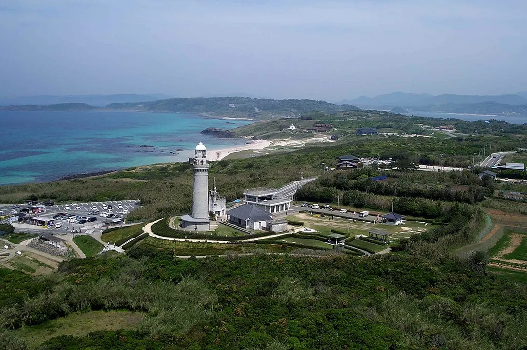 海側から見た角島灯台と灯台公園の実写写真