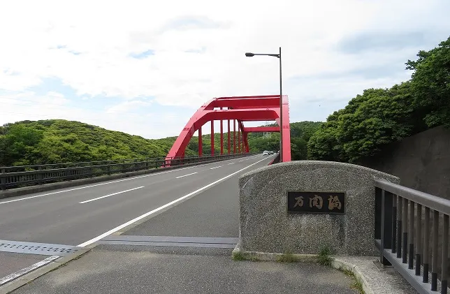 国道382号から万関瀬戸をまたぐ万関橋の構造を見渡した実写写真