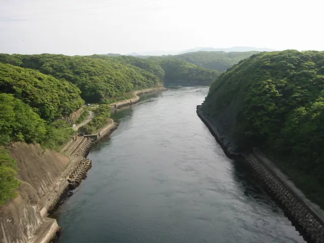 万関橋の上から細長い万関瀬戸と両岸を見下ろした実写写真