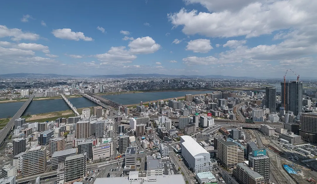 空中庭園展望台から大阪駅周辺を見渡した実写写真
