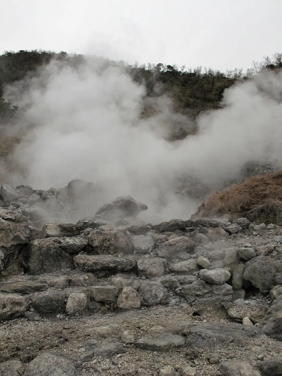 雲仙地獄の別アングルを確認できる実写写真 1