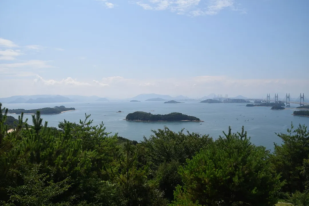 鷲羽山から瀬戸内海の島々と瀬戸大橋を見渡した実写写真