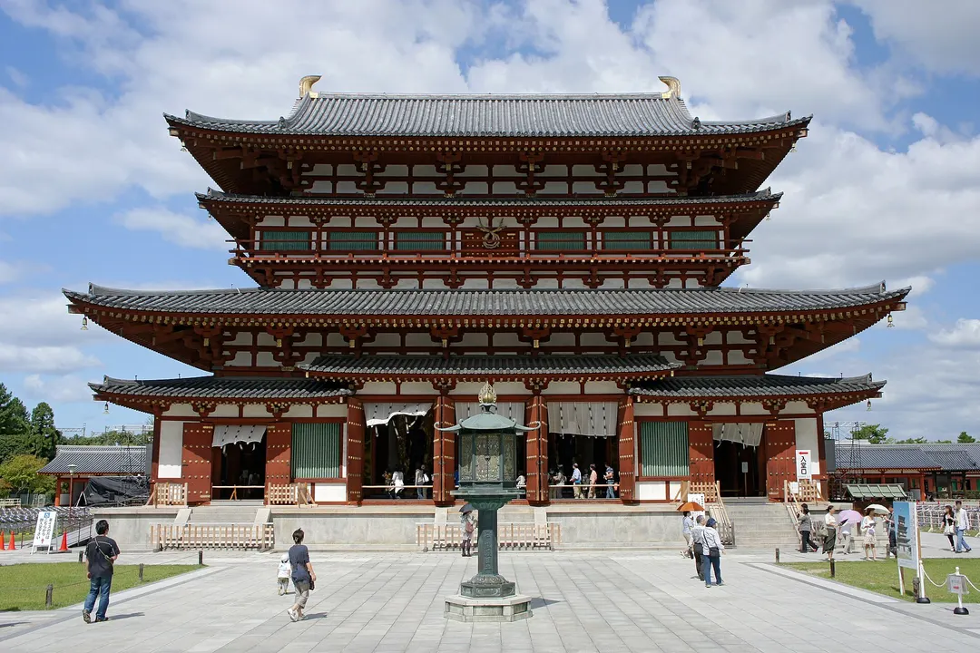 薬師寺の金堂と回廊を正面から写した実写写真