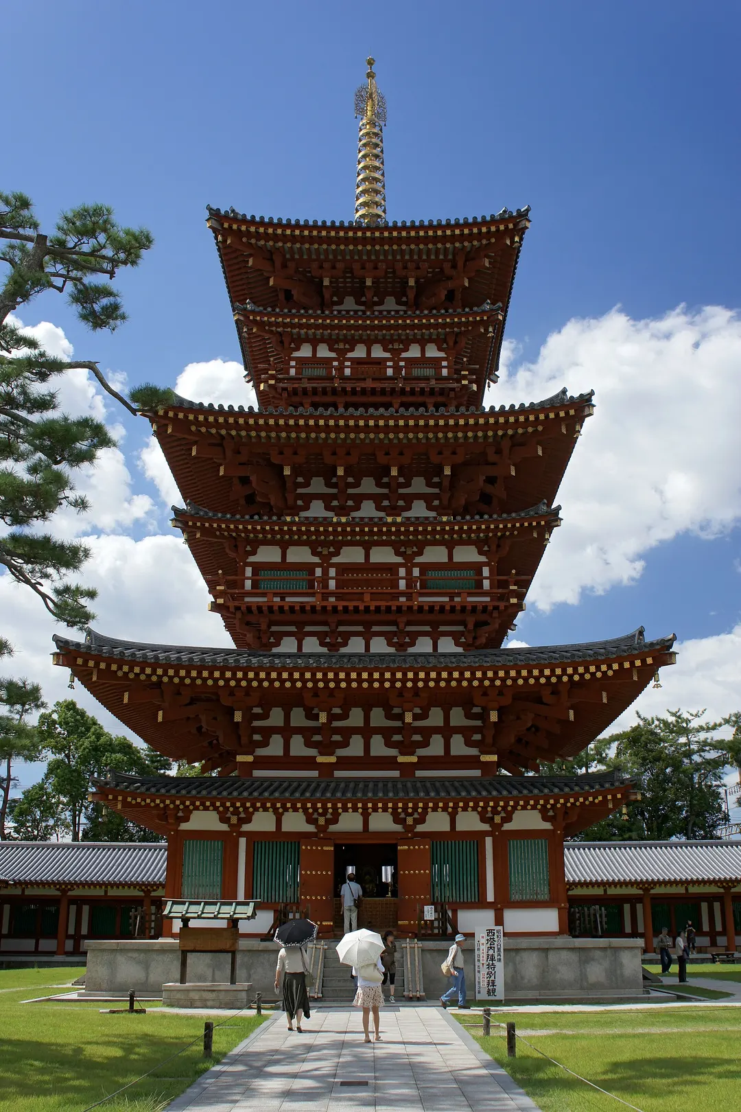薬師寺の西塔と中門周辺を写した実写写真