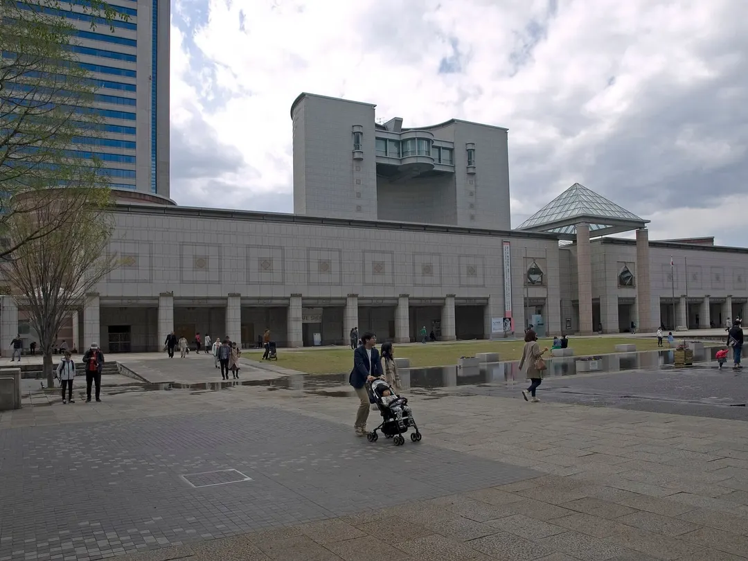 北西側から横浜美術館の建物全体を写した実写写真