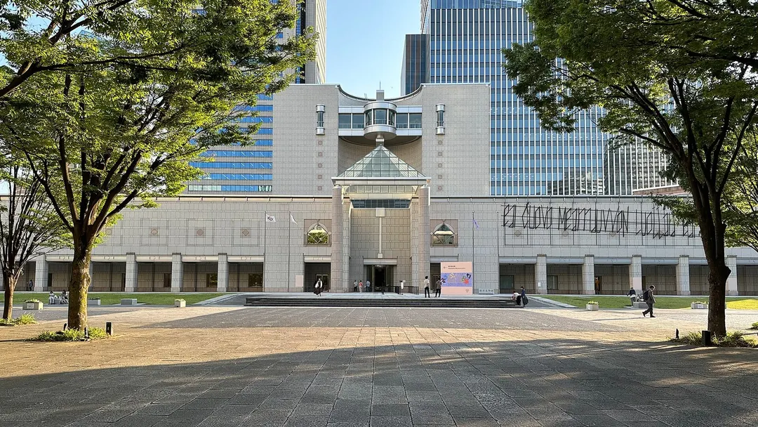 街路樹越しに横浜美術館のファサードを見た実写写真