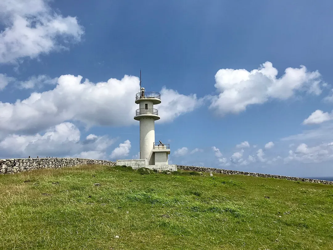 与那国島・東崎灯台と岬の草原を写した実写写真