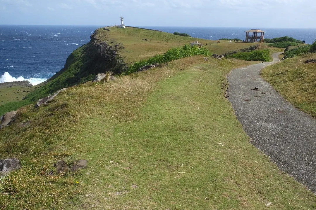 与那国島・東崎の断崖と海岸線を別角度から写した実写写真