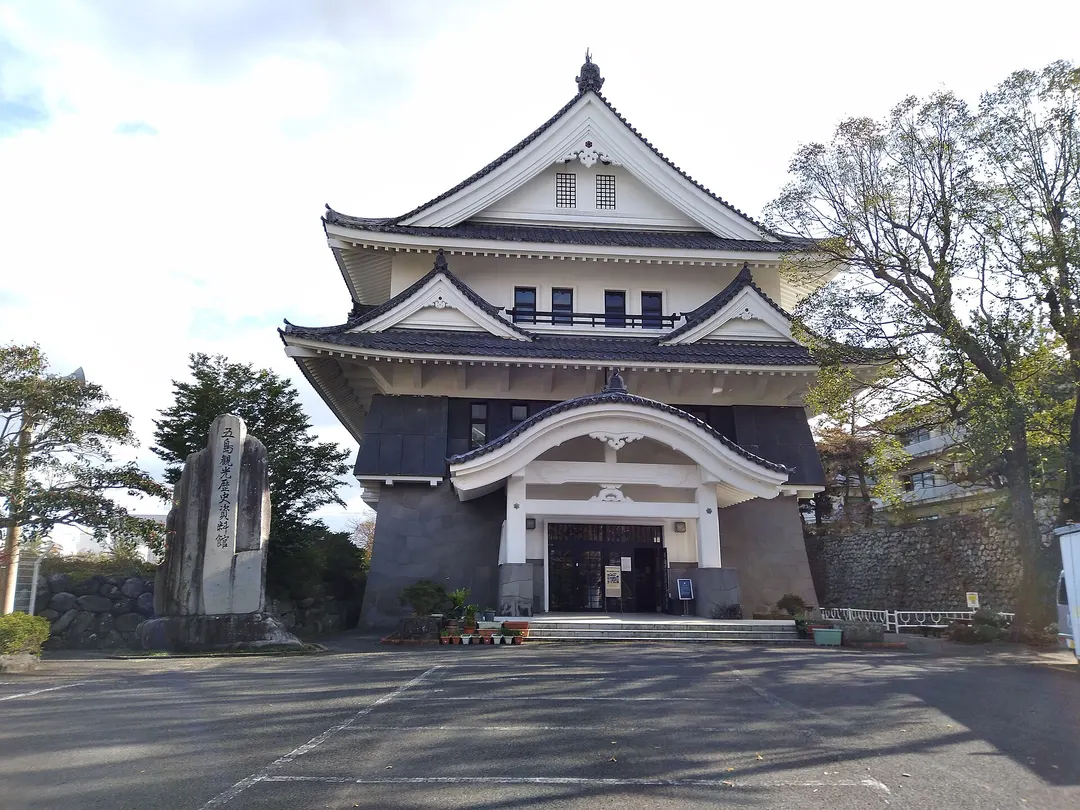 福江城跡内に建つ五島観光歴史資料館の外観を写した実写写真