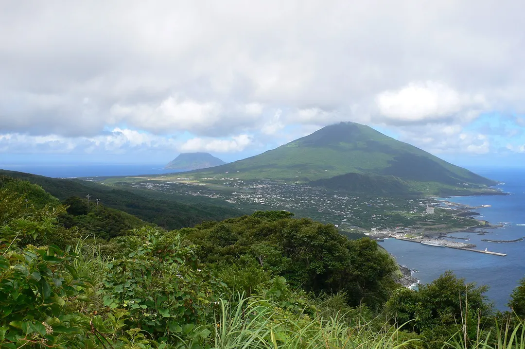 登龍峠から三根地区、八丈富士、八丈小島を見渡した実写写真