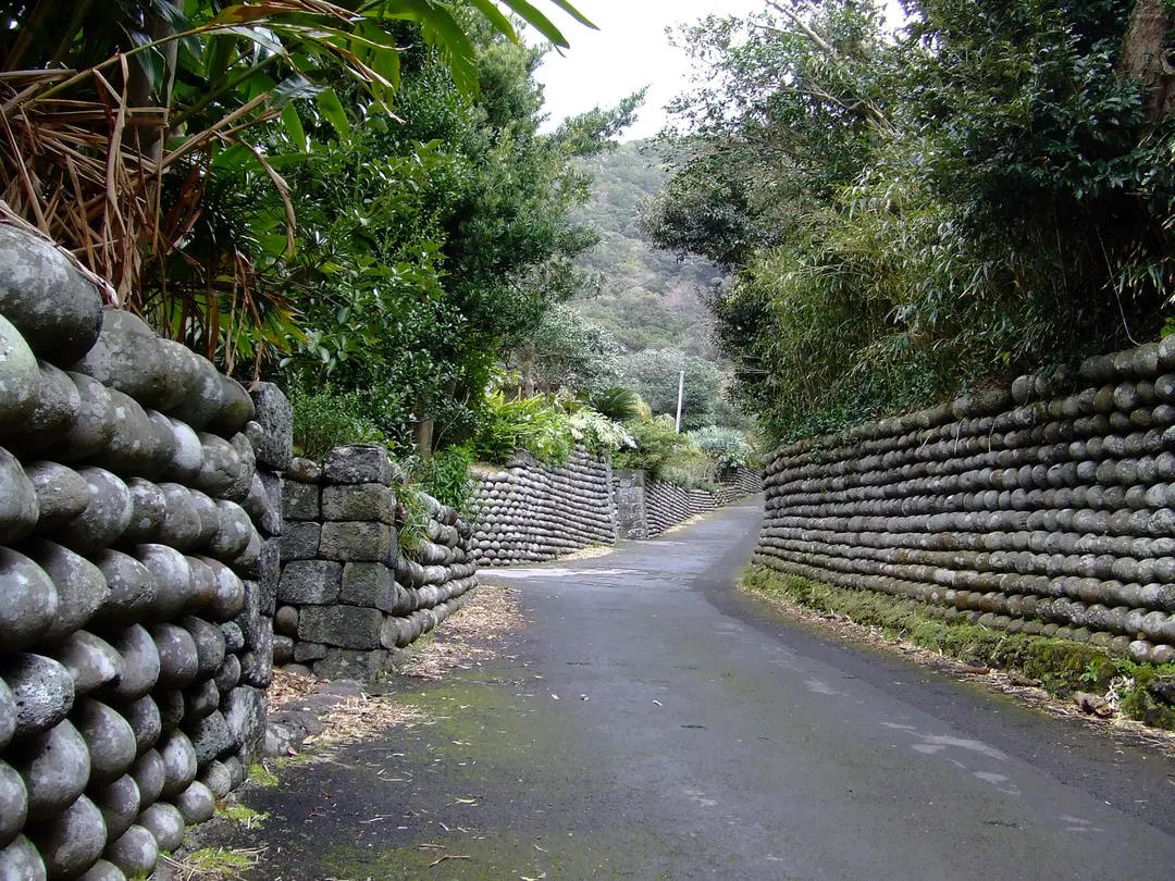 八丈島・陣屋跡周辺の大里玉石垣が続く道を写した実写写真