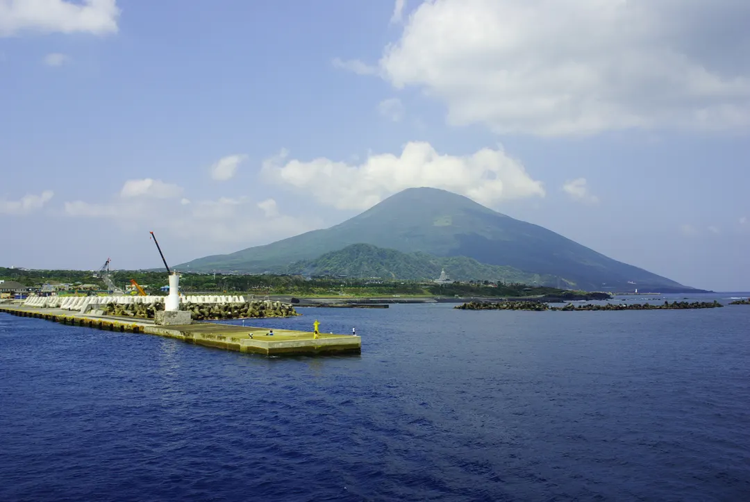 八丈島・底土港の岸壁、防波堤、港内を見渡した実写写真