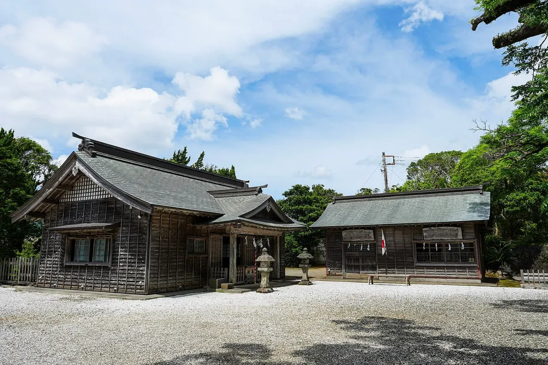 優婆夷宝明神社の境内と社殿（2026年5月撮影）