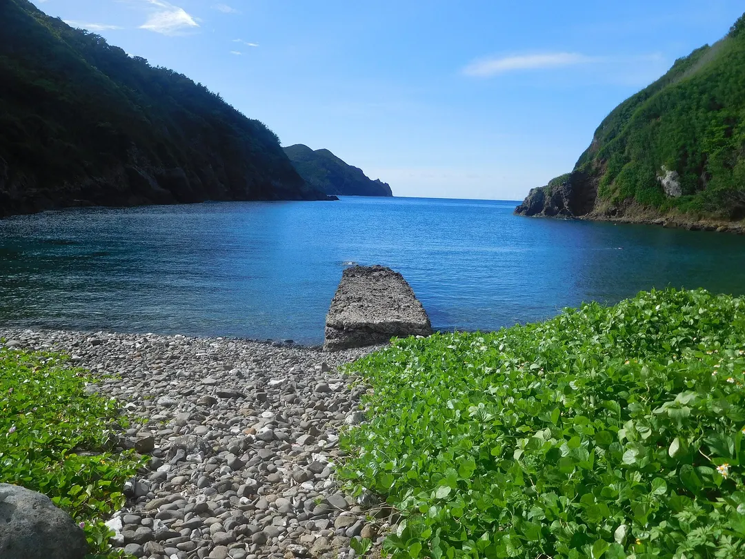 母島北端の北港に残る旧港湾施設と入り江を写した実写写真