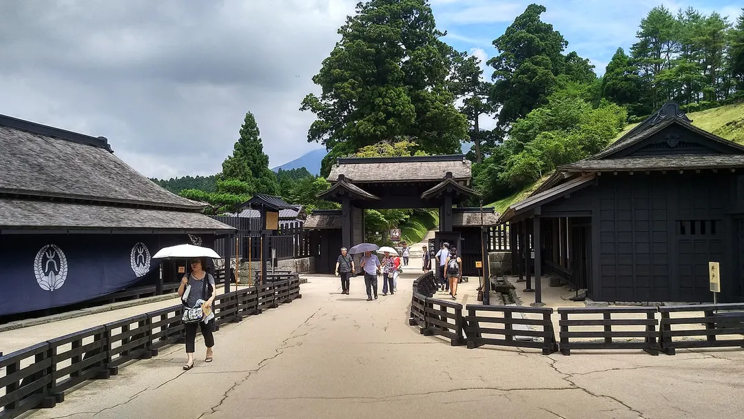 箱根関所の復元された建物と京口御門を写した実写写真