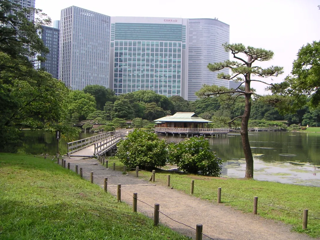 浜離宮恩賜庭園の中島の御茶屋と池（2007年7月撮影）