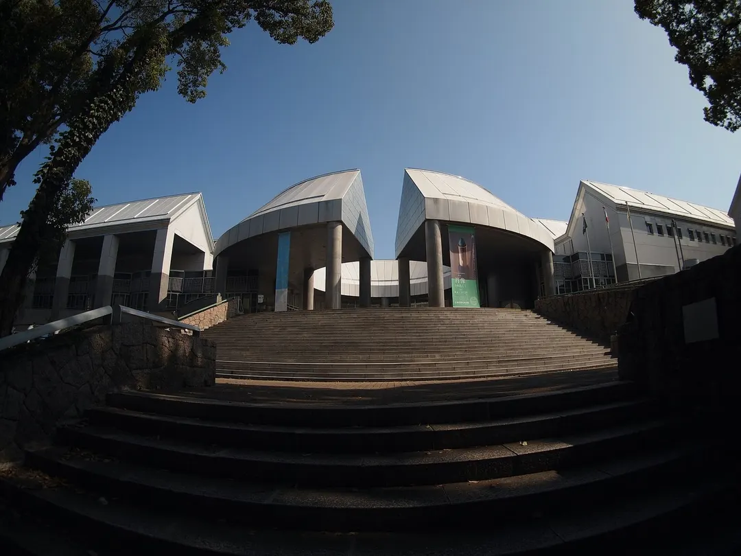 比治山公園に建つ広島市現代美術館の外観と階段を写した実写写真
