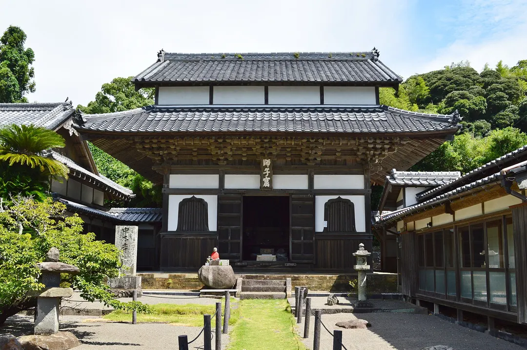 壱岐・安国寺の本堂と境内を正面から写した実写写真