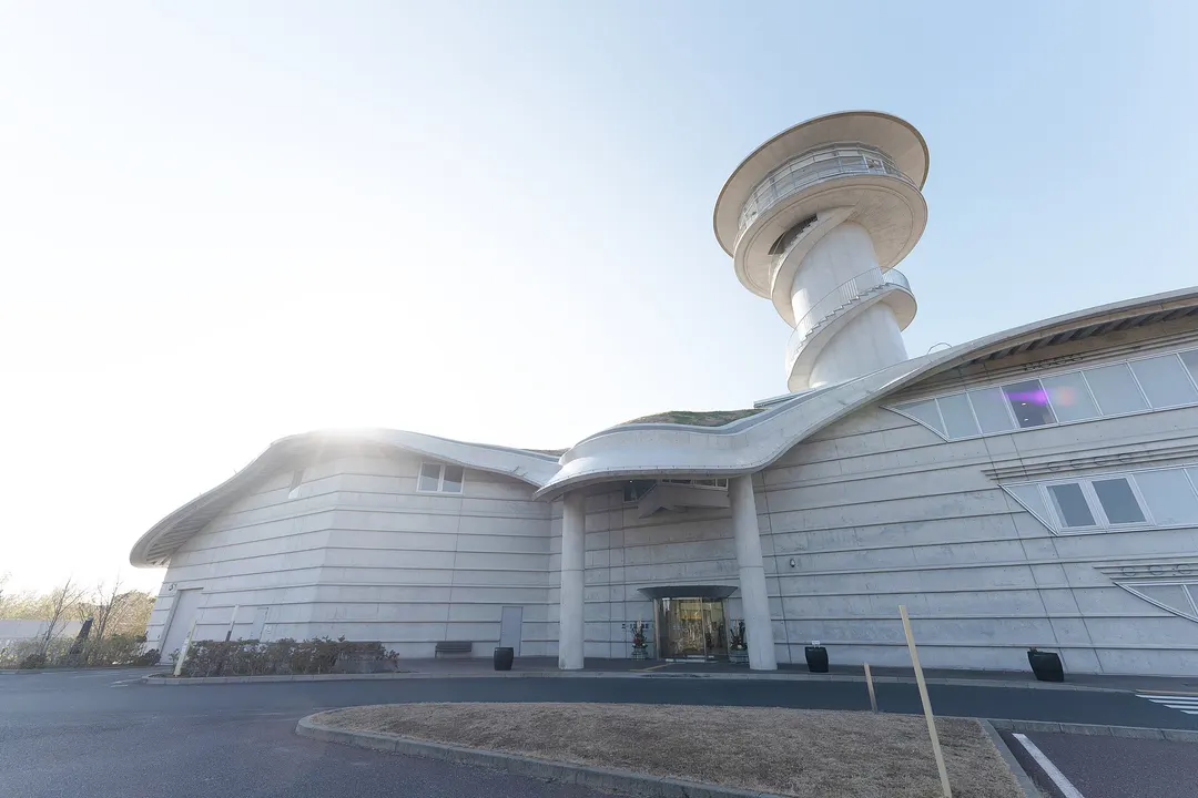 壱岐市立一支国博物館の曲線的な建物と展望塔を写した実写写真