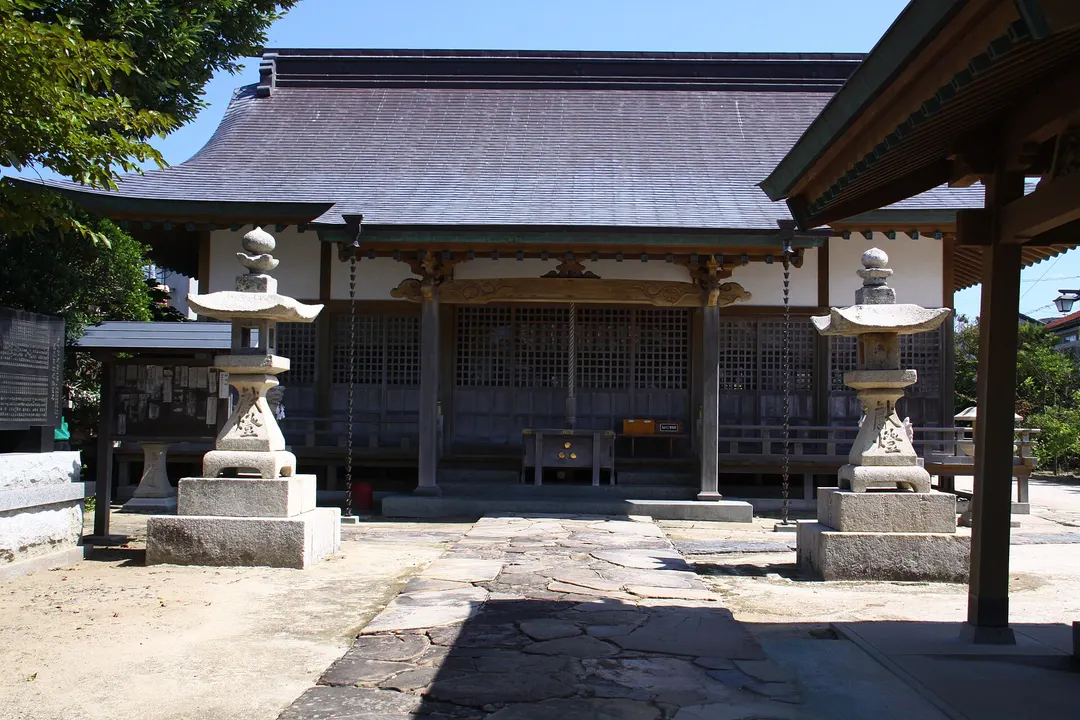 壱岐・聖母宮の拝殿を正面から写した実写写真