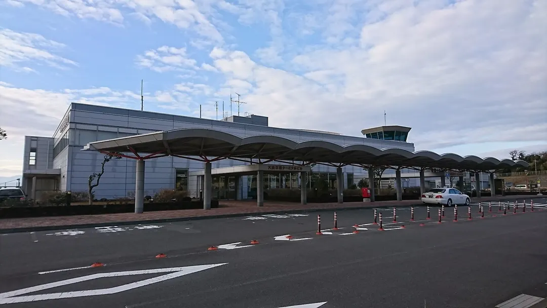 大島空港のターミナル全景と前面の道路を写した2018年の実写写真