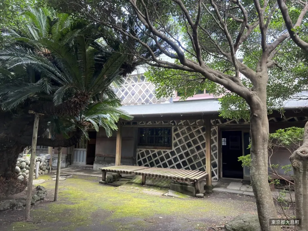 旧甚の丸邸の海鼠壁の住居と木々に囲まれた庭