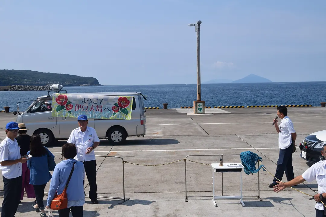 伊豆大島・元町港へ船で到着する岸壁と港内を写した実写写真