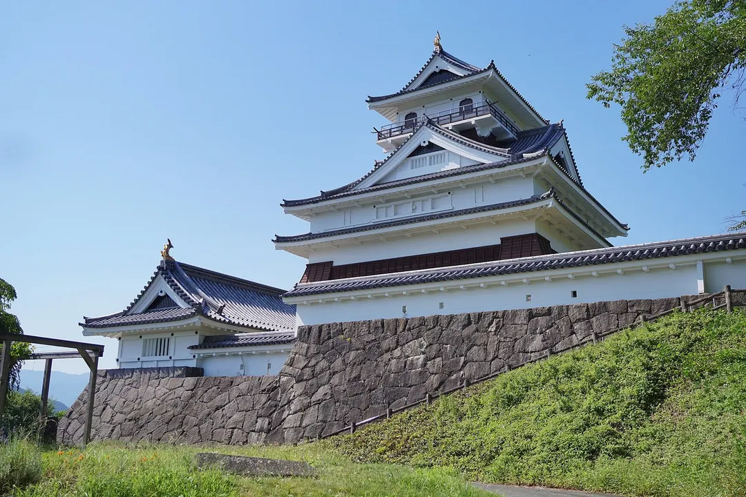 上山城の天守風建築と石垣を横から見た実写写真