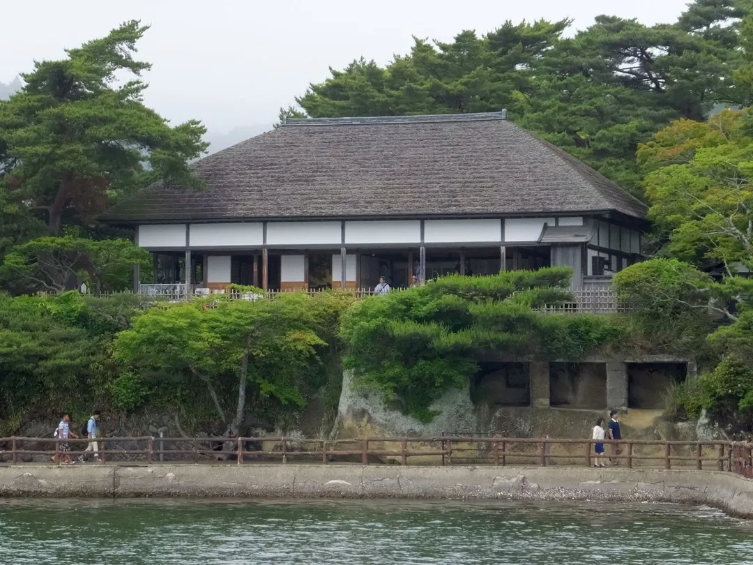松島湾側から見た観瀾亭の建物外観の実写写真