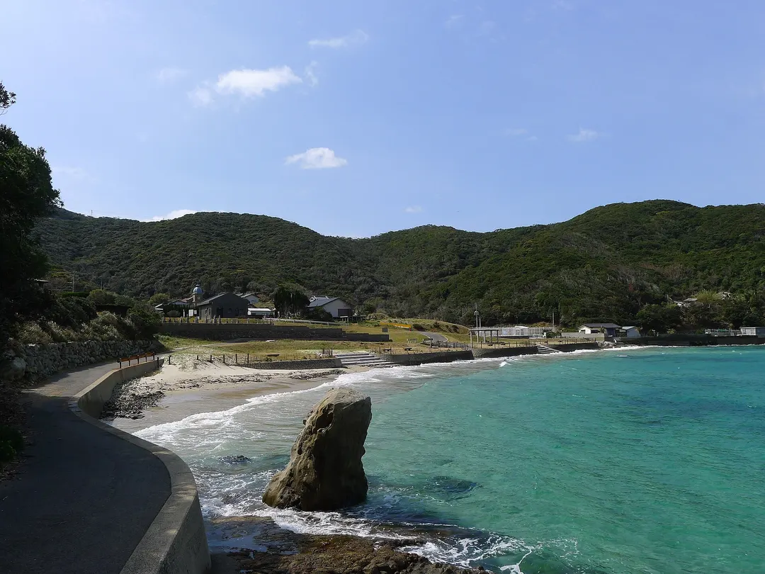 頭ヶ島・白浜地区の家並みと海岸を見渡した実写写真