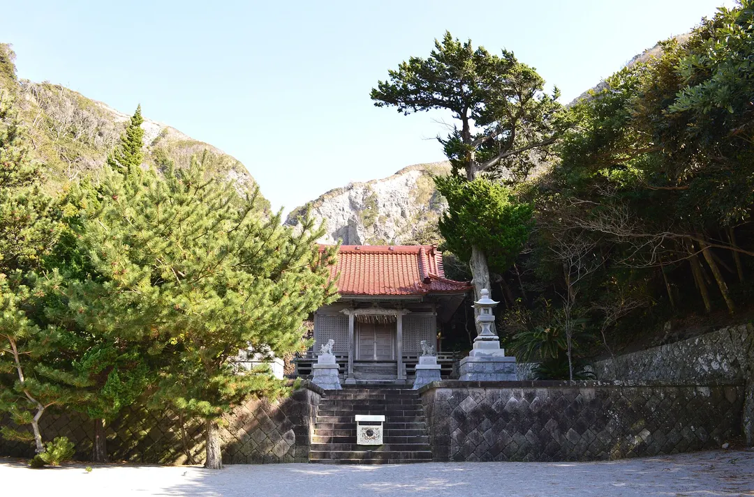 神津島・阿波命神社の社殿と木々に囲まれた境内を写した実写写真
