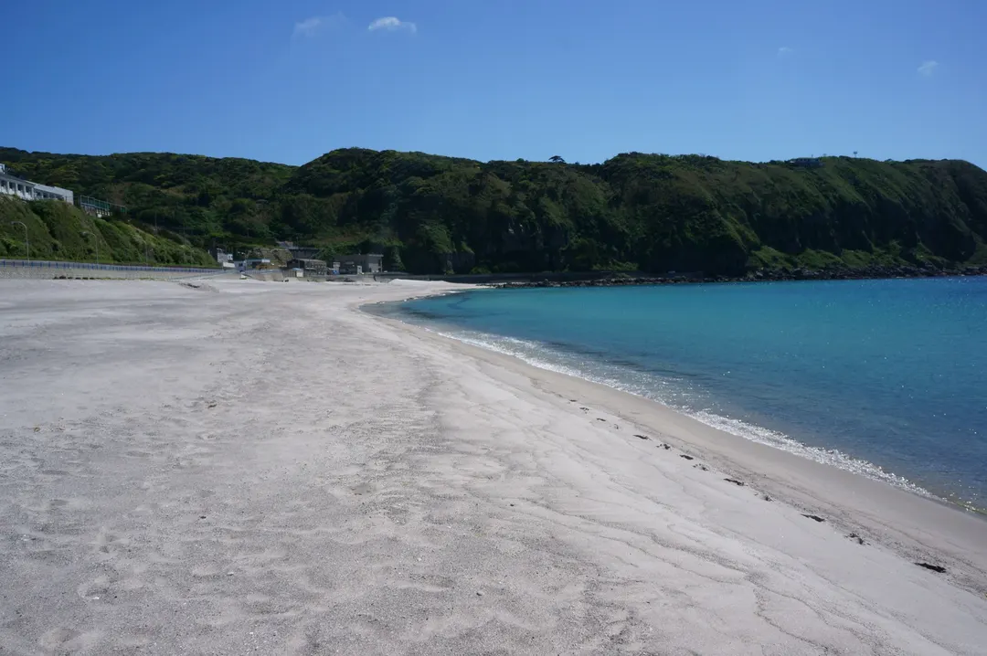 神津島 前浜海岸の白砂と海を写した実写写真。訪問前のイメージ確認用。