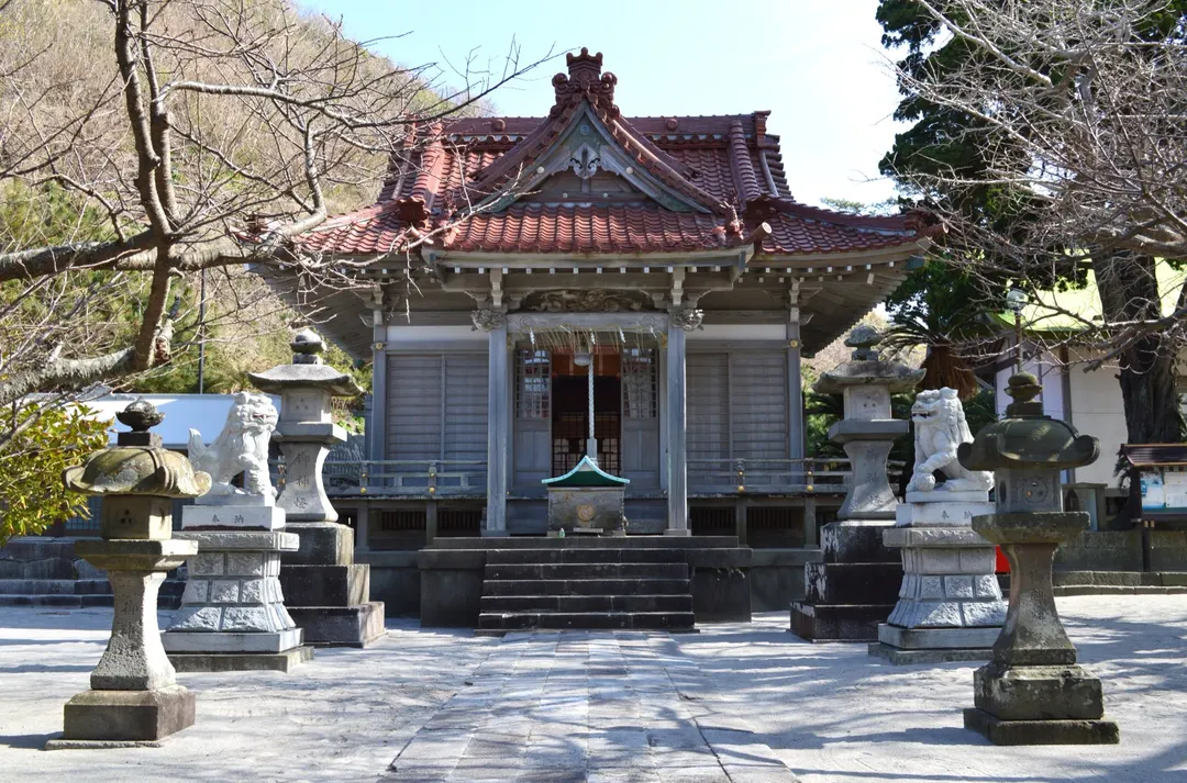 神津島・物忌奈命神社の拝殿を正面から写した実写写真
