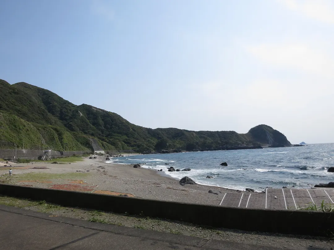 神津島の長浜海岸(五色浜)と海岸線を写した実写写真
