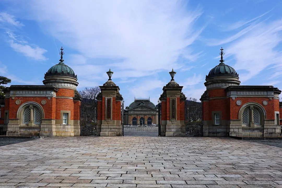 京都国立博物館の表門と明治古都館を写した実写写真